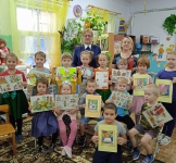 В детском саду «Полянка» изучали правила пожарной безопасности по картинкам.